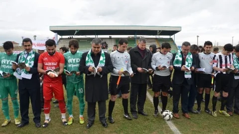 Futbolcular Maç Öncesi Kitap Okudu