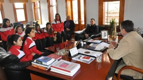 Gençer'den Şampiyon Kızlara Jest