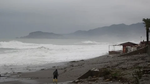 Alanya'da Dev Dalgalar Büfelerde Hasara Yol Açtı