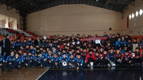 Vali Deni'den U13 Ligi Takımlarına Malzeme Desteği