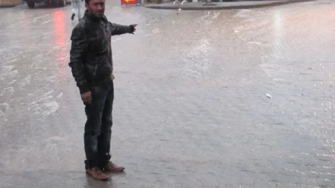 Dolu Yağışı Sokakları Beyaza Bürüdü