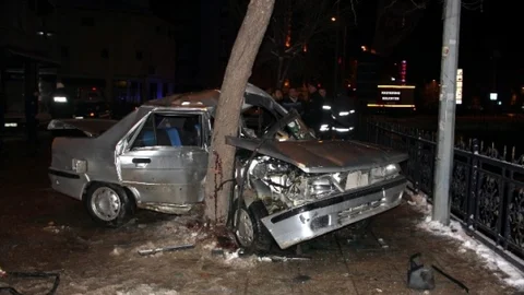 Kazada Ağaca Saplanan Otomobilin Sürücüsü Öldü