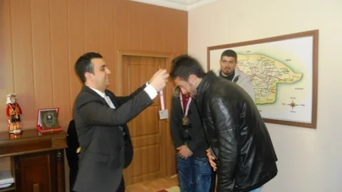 Kars'ın Gururlarına Kaymakam Üçgül'den Hediye