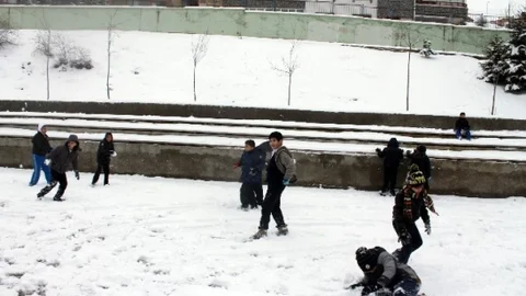 Ankara'da Öğrenciler Validen Kar Tatilinin Uzatılmasını İstedi