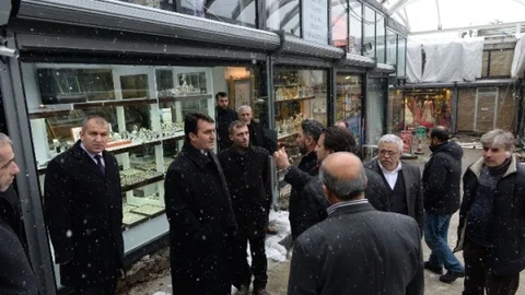 Osmangazi Belediye Başkanı Dündar Gelinlikçiler Çarşısı'nı Gezdi