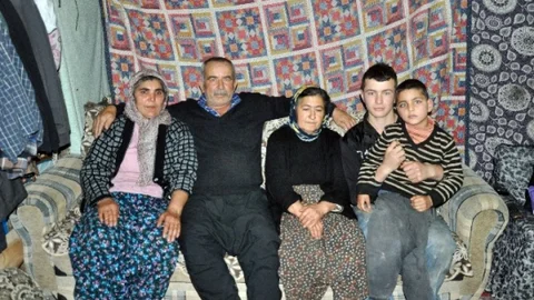 (Özel Haber) Evi Yanan Adam 3 Eşi Ve 7 Çocuğu İle Çadırda Yaşıyor