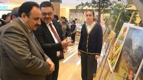 Piazza'da 12 Şubat İçin 12 Eser