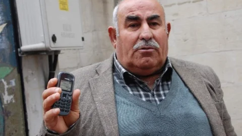 52 Yaşındaki Adam Taliplerini Bekliyor