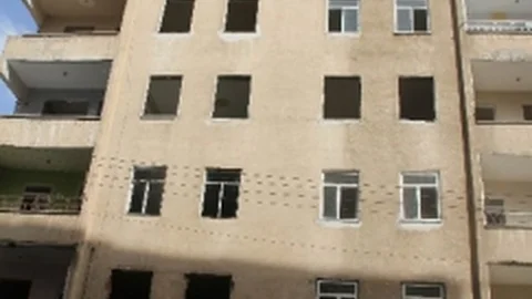 Bağlar Belediyesi Hasarlı Bir Binanın Yıkımını Gerçekleştirdi