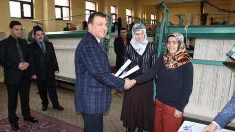 Yıldızeli'nde Halıcılık Kursu Kursiyelerleri Sertifikalarını Aldı