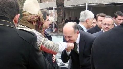 Bakan Müezzinoğlu Kuvayi Milliye Mücahitler Derneği Başkanının Elini Öptü