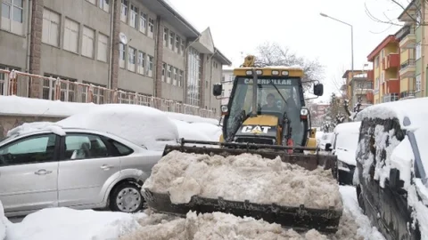 Afyonkarahisar'da Kar Temizleme Çalışmalarına Park Engeli