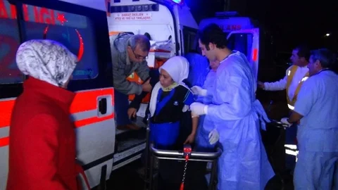 Servis Minibüsü Kamyonete Arkadan Çarptı 16 Yaralı