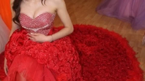 (Özel Haber ) 600 Gülden Yapılan Elbise Göz Kamaştırıyor