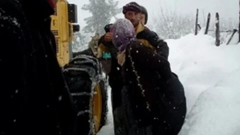 Karda Mahsur Kalan Hastaların Yardımına Büyükşehir Yetişti