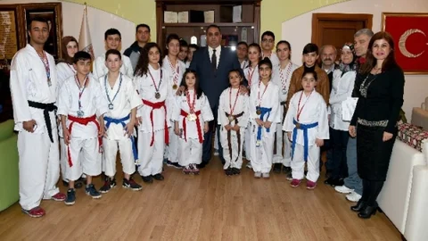 Minik Karatecilerden Başkan Can'a Mini Gösteri