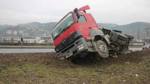 Yükü Kaydı Orta Refüje Yan Yattı