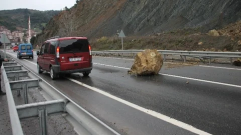Dağdan DÜşen Kayalar Yolu Trafiğe Kapattı