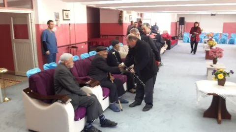 Huzurevi Sakinlerine Sevgililer Günü Kutlaması