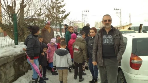 Veliler Yakılan Okulun Onarılmasını İstiyor