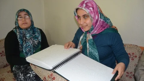 Dinini Braille Alfabesiyle Yazılan Kitaplardan Öğreniyor