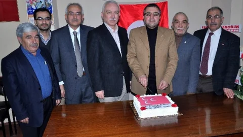 MHP'nin 46. Yılını Pasta Keserek Kutladılar