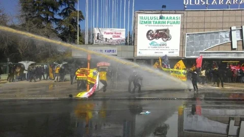 İzmir'deki Protestolara Polis Müdahalesi