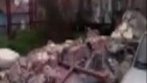 Tarihi Binanın Duvarı Devrildi Dört Kişi Kıl Payı Kurtuldu