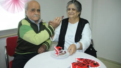 Yarım Asırlık Aşklarını Hastanede Kutladılar