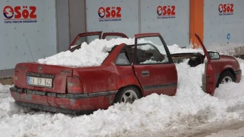 Çatıdan DÜşen Kar Kütlesi Otomobili Hurdaya Çevirdi