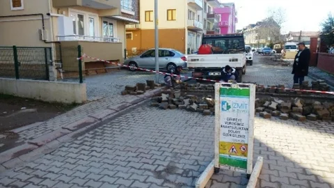 İzmit'te Bozuk Yollar Tamir Ediliyor