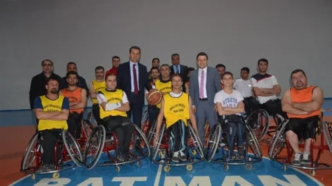 Bedensel Engelliler Tekerlekli Sandalye Basketbol Takımına Vali Çelik'ten Moral Desteği