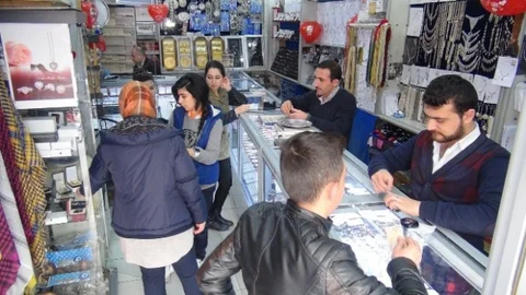 Sevgililer Günü Öncesi Hediyelik Eşya Dükkanları Doldu Taştı