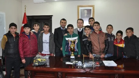 Şampiyon Takım Kaymakam İsmail Sündük'ü Makamında Ziyaret Etti