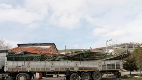Eskigediz Belediye Halı Sahası'nın Üstü Kapatılıyor
