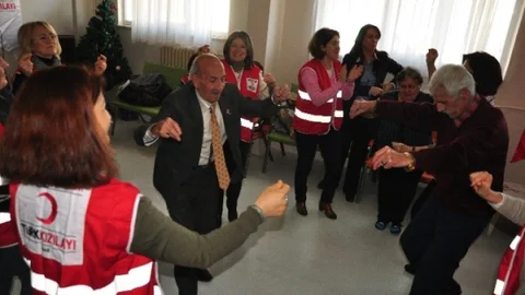 Huzurevi Sakinlerine 'sevgililer Günü' Sürprizi