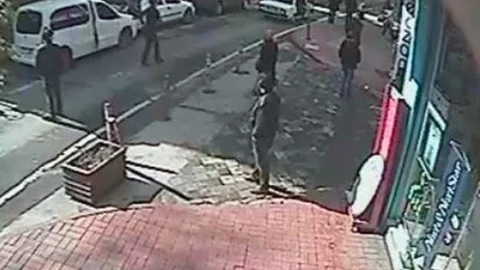 Otomobilin Çocuğa Çarpma Anı Güvenlik Kamerasında