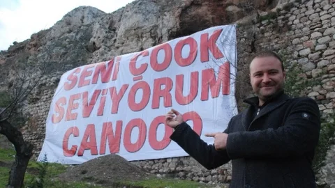 Kaleye Astığı Pankartla Aşkını İlan Etti