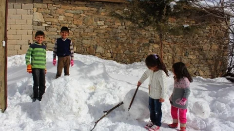Kar Yağışı Çocukları Sevindirdi