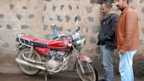 Çaldıkları Motosikleti Satamayınca Sokağa Bıraktılar