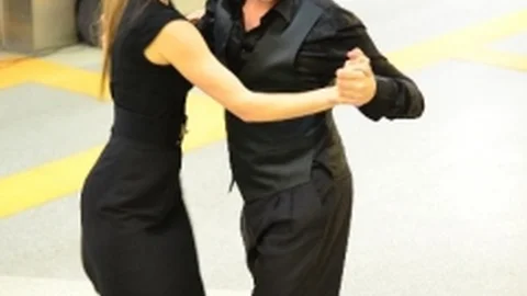 Metro İstasyonunda Sevgililer Günü Tangosu