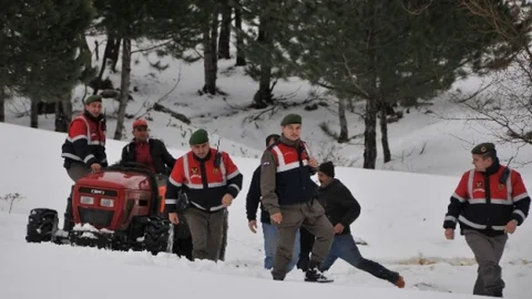 2 Metre Karda Nefes Kesen Çalıntı Traktör Operasyonu
