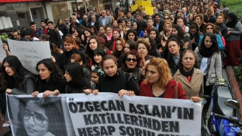 Tarsuslular Özgecan İçin Yürüdü
