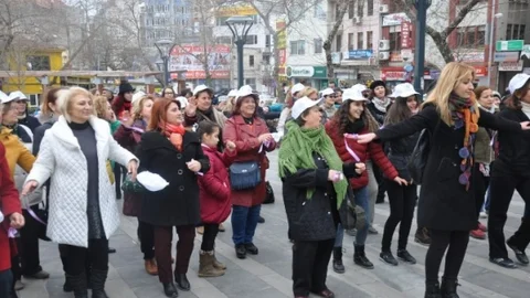 Kadına Şiddete Dans Ederek Tepki Gösterdiler