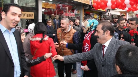 Sevgililer Gününde Karanfil Dağıtarak Adaylığını Açıkladı