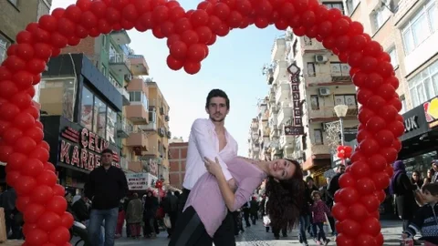 Sevgililer Bayraklı Sevgi Yolun'da Buluştu