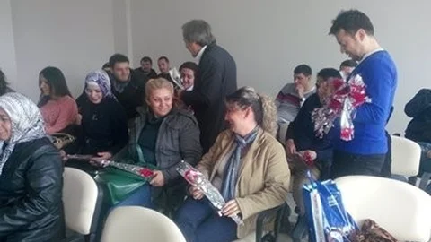 Osmaneli Belediye Başkanı Kursiyerlere Karanfil Dağıttı