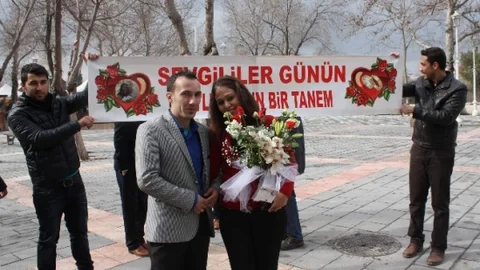 Sevgililer Günü'nde Sürpriz Evlenme Teklifi