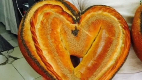 Sevgililer Gününe Özel Kalp Şeklinde Ekmek Üretti