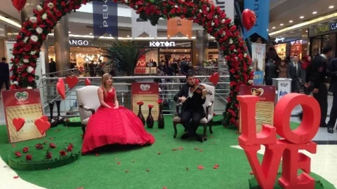 'aşk Perisi' Sevgililere Çiçek Verdi